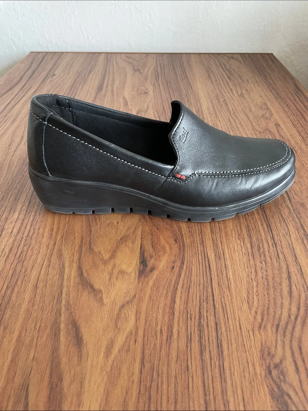 Flexi Black leather Slip-On Leather Loafers